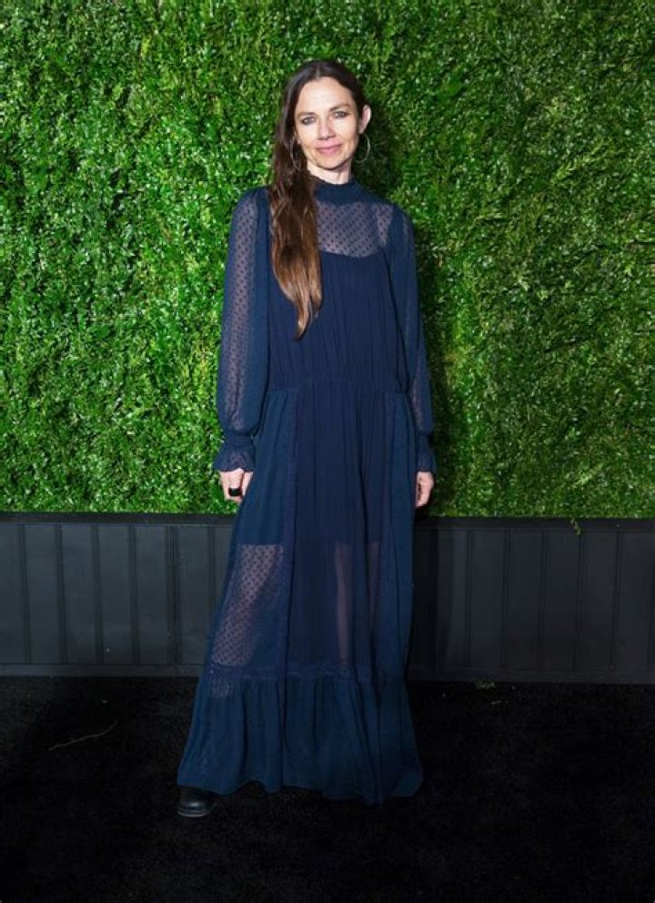 Can justine bateman sing?