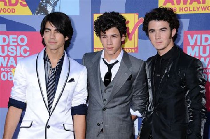 Does the oldest jonas brother sing?