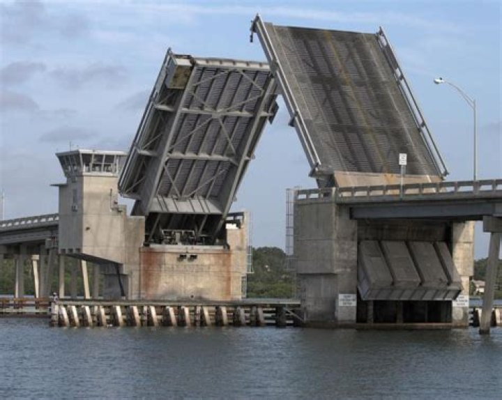 How does a bascule bridge operate?